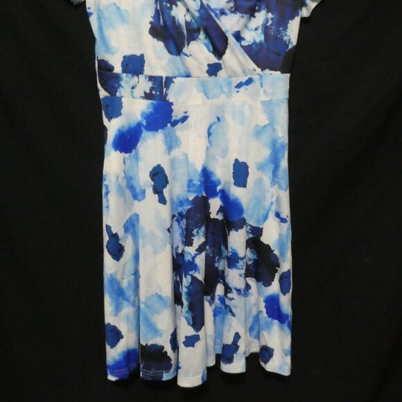 MS BASIC | large | Blue and White Floral Dress - Picture 6 of 16